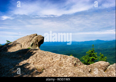 Le visualizzazioni e i siti si vede in Blowing Rock geologico di un punto di interesse e la più antica di attrazione turistica in North Carolina. Pieno di miti e leggende di un Foto Stock