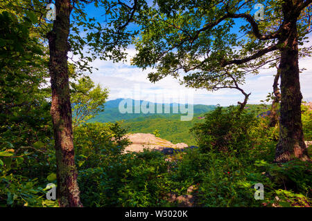 Le visualizzazioni e i siti si vede in Blowing Rock geologico di un punto di interesse e la più antica di attrazione turistica in North Carolina. Pieno di miti e leggende di un Foto Stock