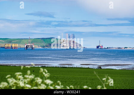 In disuso ridondanti e il petrolio del Mare del Nord riggs / piattaforme di perforazione offshore memorizzati in Cromarty Firth. Cromarty Black Isle Highland Scozia UK Gran Bretagna Foto Stock