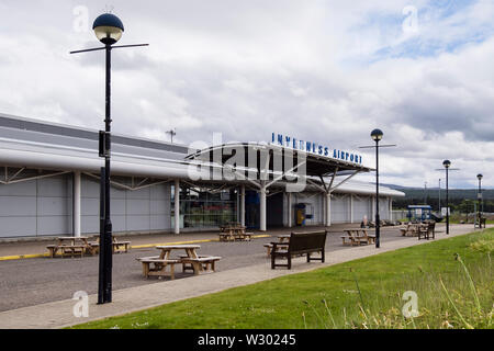 Fuori dall'aeroporto di Inverness costruzione terminale ingresso anteriore. Inverness, Invernes-shire, Highland, Scozia, Regno Unito, Gran Bretagna Foto Stock