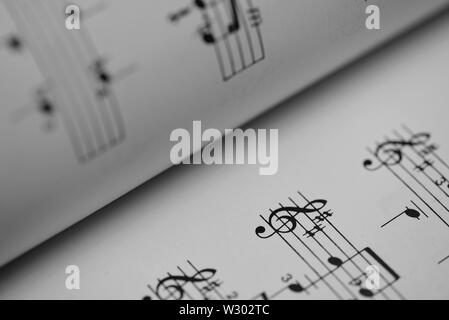 Foto macro di un libro di musica, chiave di violino visibile. Foto Stock