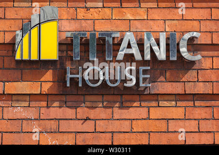 In Irlanda del Nord, Belfast, Titanic Quarter, Titanic Hotel ospitato nella ex uffici di disegno di Harland e Wolff costruttori navali. Foto Stock