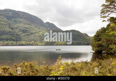 Una barca sul lago del Parco Nazionale di Killarney, nella contea di Kerry, Irlanda Foto Stock