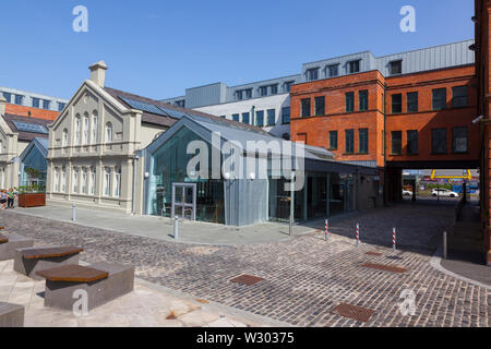 In Irlanda del Nord, Belfast, Titanic Quarter, Titanic Hotel ospitato nella ex uffici di disegno di Harland e Wolff costruttori navali. Foto Stock