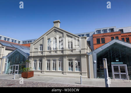 In Irlanda del Nord, Belfast, Titanic Quarter, Titanic Hotel ospitato nella ex uffici di disegno di Harland e Wolff costruttori navali. Foto Stock