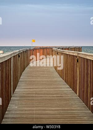 Gulf Shores, AL USA - 05/08/2019 - Percorso in legno per la spiaggia a 1 Foto Stock