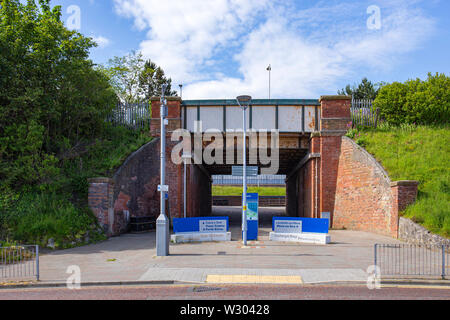 Sottopasso ferroviario proveniente dalla passeggiata verso il centro città in Colwyn Bay Conwy Wales UK Foto Stock