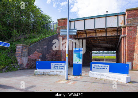 Sottopasso ferroviario proveniente dalla passeggiata verso il centro città in Colwyn Bay Conwy Wales UK Foto Stock