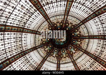Rotunda soffitto a Gallerie Lafayette, Paris, Francia Foto Stock