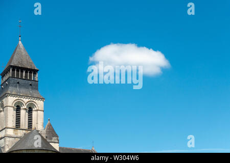 Nuvole adiacenti ad un campanile di l'Abbaye de Fontevard, Chinon, nell'ex ducato francese di Angiò. Foto Stock