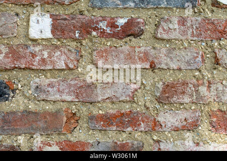 Il vecchio muro di mattoni con nuovo cemento, bella texture Foto Stock