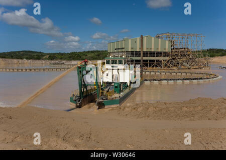 Gestione e trasporto di sabbie minerali di titanio nel sito minerario. Estrazione mineraria da dragaggio in stagni di acqua dolce. Draghe pompa sabbia in impianto concentratore umido. Foto Stock