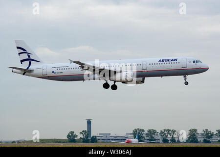 SX-DNH, luglio 11, 2019, Airbus A321-231-3546 atterraggio a Parigi Roissy Charles de Gaulle airport dopo la Aegean Airlines UN3610 volo da Atene Foto Stock