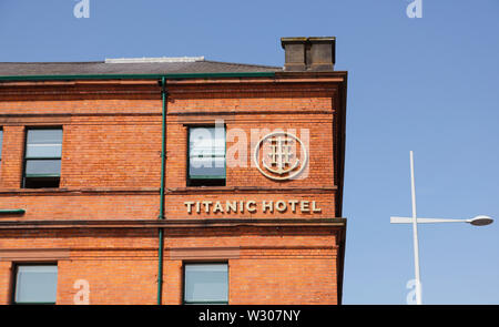 In Irlanda del Nord, Belfast, Titanic Quarter, Titanic Hotel ospitato nella ex uffici di disegno di Harland e Wolff costruttori navali. Foto Stock