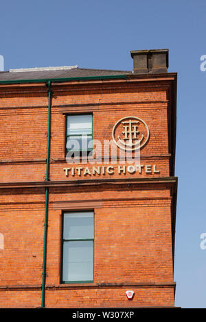 In Irlanda del Nord, Belfast, Titanic Quarter, Titanic Hotel ospitato nella ex uffici di disegno di Harland e Wolff costruttori navali. Foto Stock