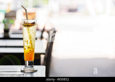 Passion Fruit Lemonade guarnita con lime e menta Foto Stock