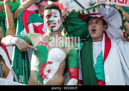 Suez, Egitto. 11 Luglio, 2019. Ventole algerino allegria nelle gabbie prima dell'inizio del 2019 Africa Coppa delle Nazioni trimestre finale di partita di calcio tra Costa d Avorio e in Algeria a Suez Stadio Sportivo. Credito: Oliver Weiken/dpa/Alamy Live News Foto Stock