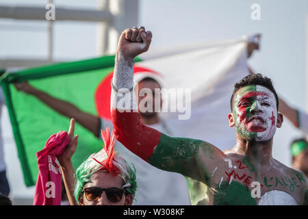 Suez, Egitto. 11 Luglio, 2019. Ventole algerino allegria nelle gabbie prima dell'inizio del 2019 Africa Coppa delle Nazioni trimestre finale di partita di calcio tra Costa d Avorio e in Algeria a Suez Stadio Sportivo. Credito: Oliver Weiken/dpa/Alamy Live News Foto Stock