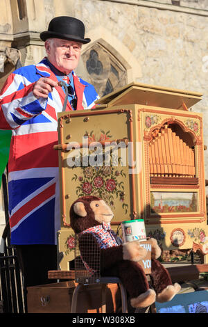 John Webb, della British Organ Grinders Associazione svolge un organetto a Grimaldi Servizio Clown, Londra Foto Stock