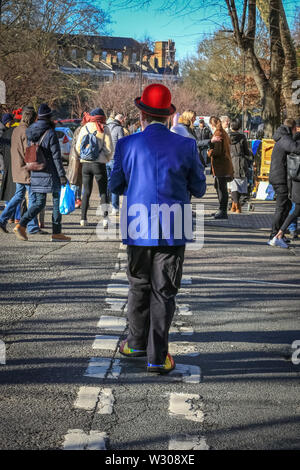 Un clown si allontana lungo la strada presso la 73Grimaldi annuale memoriale di servizio per i clown alla Chiesa di Tutti i Santi di Haggerston, Nord di Londra Foto Stock