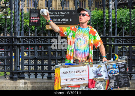 Un attivista da 'Chan-Dog Vibevan dell' vende Donald Trump carta igienica al di fuori del parlamento di Westminster, Londra, Regno Unito Foto Stock