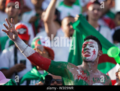 Suez, Egitto. 11 Luglio, 2019. La Costa d Avorio, Egitto - Francia luglio 11, 2019: algerina la ventola prima del 2019 African Cup delle Nazioni match tra Costa d Avorio e in Algeria a Suez Stadium di Suez, Egitto. Ulrik Pedersen/CSM/Alamy Live News Foto Stock