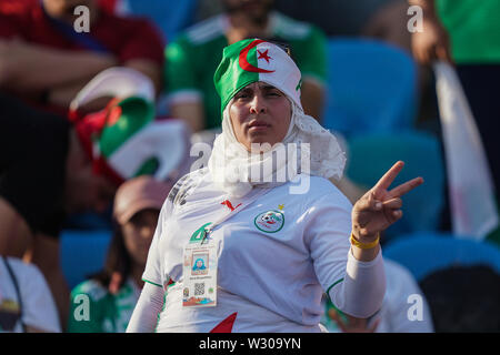 Suez, Egitto. 11 Luglio, 2019. La Costa d Avorio, Egitto - Francia luglio 11, 2019: algerina la ventola prima del 2019 African Cup delle Nazioni match tra Costa d Avorio e in Algeria a Suez Stadium di Suez, Egitto. Ulrik Pedersen/CSM/Alamy Live News Foto Stock