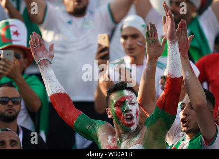 Suez, Egitto. 11 Luglio, 2019. La Costa d Avorio, Egitto - Francia luglio 11, 2019: algerina la ventola prima del 2019 African Cup delle Nazioni match tra Costa d Avorio e in Algeria a Suez Stadium di Suez, Egitto. Ulrik Pedersen/CSM/Alamy Live News Foto Stock