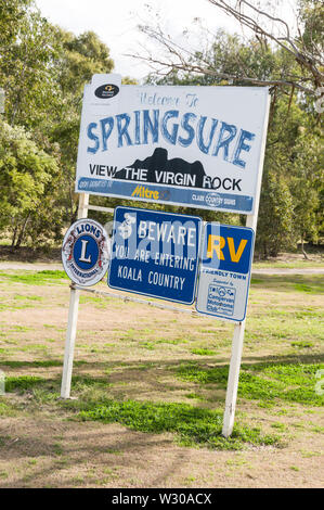 Una città segno, attenti di Koala in Springsure, Queensland in Australia Foto Stock