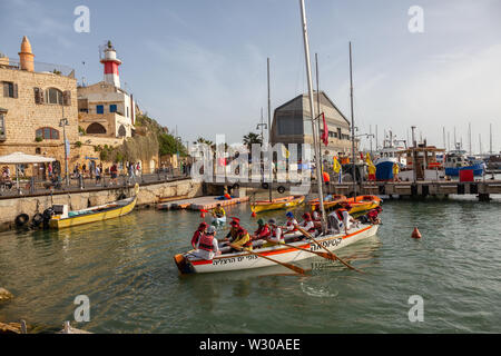 Tel Aviv, Israele - 13 Aprile 2019: giovani adolescenti su barche a vela nel vecchio porto di Jaffa durante una giornata di sole. Foto Stock