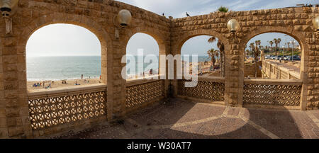 Tel Aviv, Israele - 13 Aprile 2019: la splendida vista del Gavat alia spiaggia durante una giornata di sole. Foto Stock