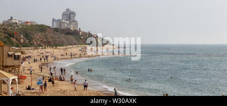 Tel Aviv, Israele - 13 Aprile 2019: la splendida vista del Gavat alia spiaggia durante una giornata di sole. Foto Stock