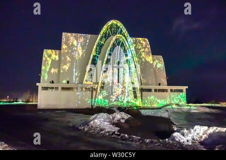 Kopavogur chiesa con un display luminoso, Winter Festival delle Luci, Islanda Foto Stock