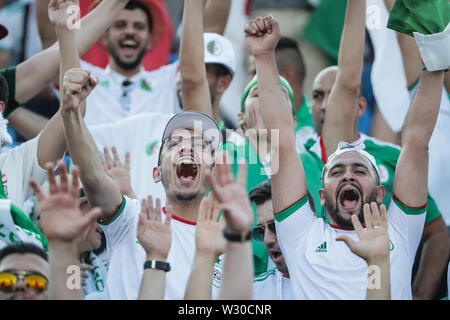 Suez, Egitto. 11 Luglio, 2019. Ventole algerino allegria nelle gabbie prima dell'inizio del 2019 Africa Coppa delle Nazioni trimestre finale di partita di calcio tra Costa d Avorio e in Algeria a Suez Stadio Sportivo. Credito: Oliver Weiken/dpa/Alamy Live News Foto Stock