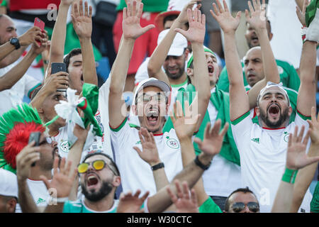 Suez, Egitto. 11 Luglio, 2019. Ventole algerino allegria nelle gabbie prima dell'inizio del 2019 Africa Coppa delle Nazioni trimestre finale di partita di calcio tra Costa d Avorio e in Algeria a Suez Stadio Sportivo. Credito: Oliver Weiken/dpa/Alamy Live News Foto Stock