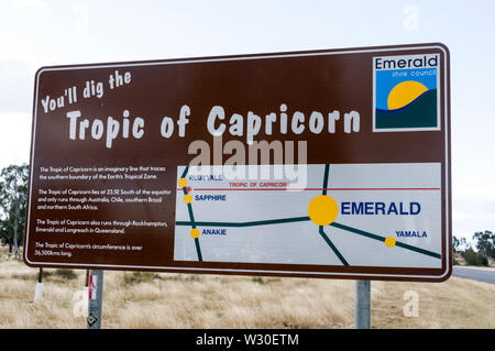 Un cartello stradale, Tropico del Capricorno linea, a nord di zaffiro, una piccola città del Queensland altipiani centrali dell'Australia Foto Stock
