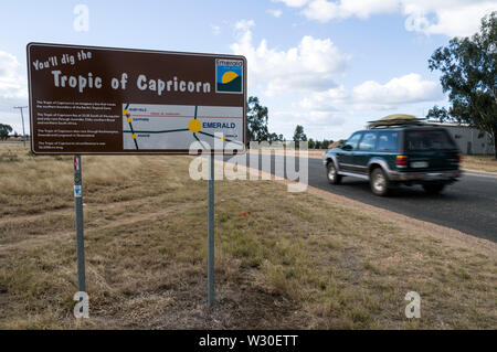 Un cartello stradale, Tropico del Capricorno linea, a nord di zaffiro, una piccola città del Queensland altipiani centrali dell'Australia Foto Stock