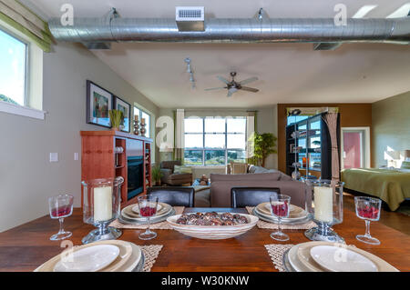 Studio condominio o Interno dell appartamento che mostra verso il soggiorno e la camera da letto oltre la zona pranzo tavolo. Foto Stock