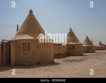 Case rotonde con punta conica tetti, costruito dagli inglesi per i dipendenti delle ferrovie in Africa a bordo di una linea ferroviaria, viaggi Foto Stock