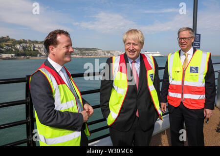 Direzione del Partito conservatore candidato Boris Johnson le passeggiate con il dover MP Charlie Elphicke (sinistra) e Doug Bannister, chief executive officer del porto di Dover Ltd durante una visita al porto di Dover Ltd, Kent, mentre sul sentiero di campagna. Foto Stock