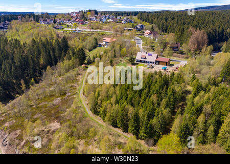 Vista aerea di un villaggio delle montagne Harz giacente su un altopiano, drone shot Foto Stock