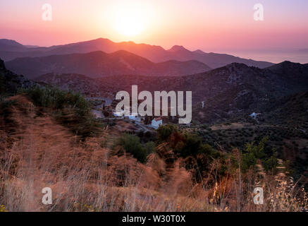 Sunrise Dikti oltre la gamma della montagna di Creta Foto Stock