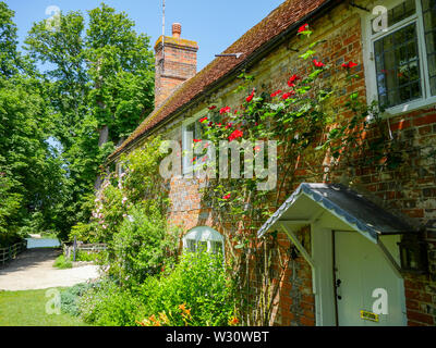 Cottage con rose sul percorso Ridgeway, poco Stoke, Hamlett, Oxfordshire, Inghilterra, Regno Unito, GB. Foto Stock