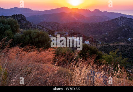 Sunrise Dikti oltre la gamma della montagna di Creta Foto Stock