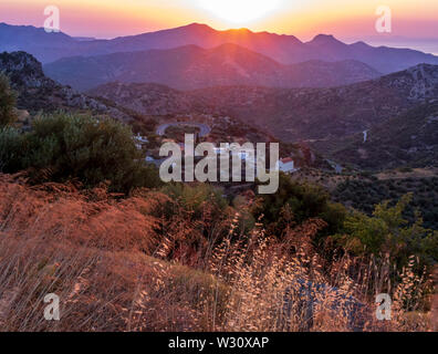 Sunrise Dikti oltre la gamma della montagna di Creta Foto Stock