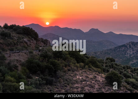 Sunrise Dikti oltre la gamma della montagna di Creta Foto Stock