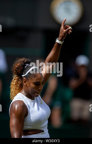 Il torneo di Wimbledon, Regno Unito. 11 luglio 2019, All England Lawn Tennis e Croquet Club, Wimbledon, Inghilterra, il Torneo di tennis di Wimbledon, il giorno 10; Serena Williams (USA) festeggia dopo aver vinto la sua partita contro Barbora Zahlavova Strycova (CZE) Credit: Azione Plus immagini di sport/Alamy Live News Foto Stock