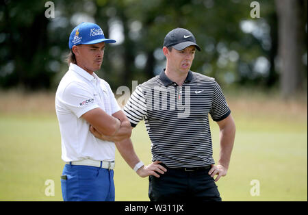 Stati Uniti d'America's Rickie Fowler (sinistra) e in Irlanda del Nord la Rory McIlroy al primo foro durante il giorno uno di Aberdeen investimenti Standard Scottish Open al Renaissance Club, North Berwick. Foto Stock