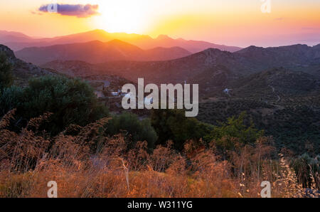 Sunrise Dikti oltre la gamma della montagna di Creta Foto Stock