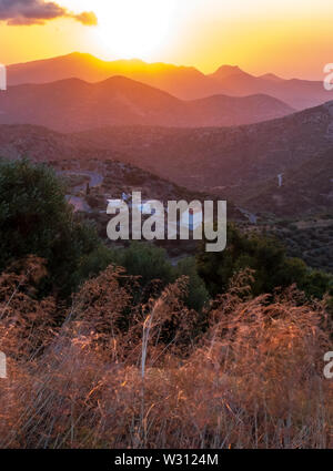 Sunrise Dikti oltre la gamma della montagna di Creta Foto Stock